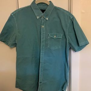 Men’s shirt sleeve button down
